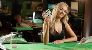 Tampilan live dealer roulette juragan jp di layar ponsel dengan feed video multi-kamera